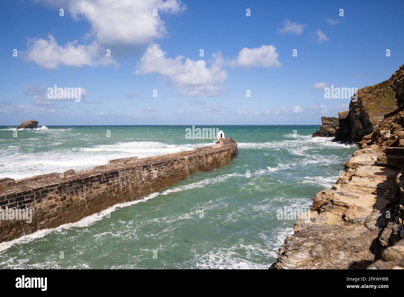 Portreath,Cornwall, le 4 mai 2021, les vents violents ont attisé la mer celtique à Portreath, les vents devraient durer quelques jours.Credit: Keith Larby/Alay Live News Banque D'Images