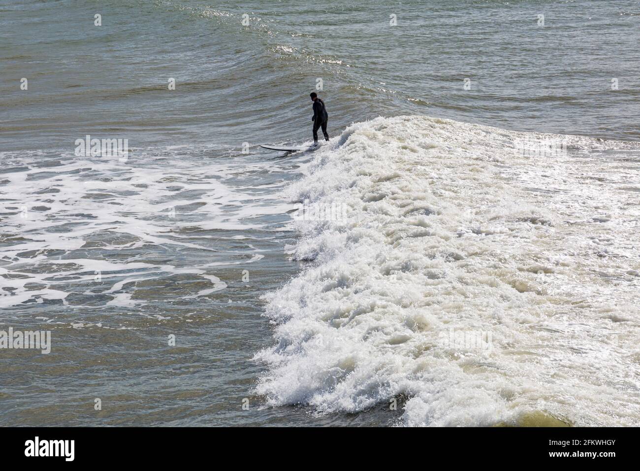 Bournemouth, Dorset, Royaume-Uni. 4 mai 2021. Météo au Royaume-Uni : vent et soleil sur la plage de Bournemouth, les surfeurs profitant au maximum des conditions et des grandes vagues. Crédit : Carolyn Jenkins/Alay Live News Banque D'Images