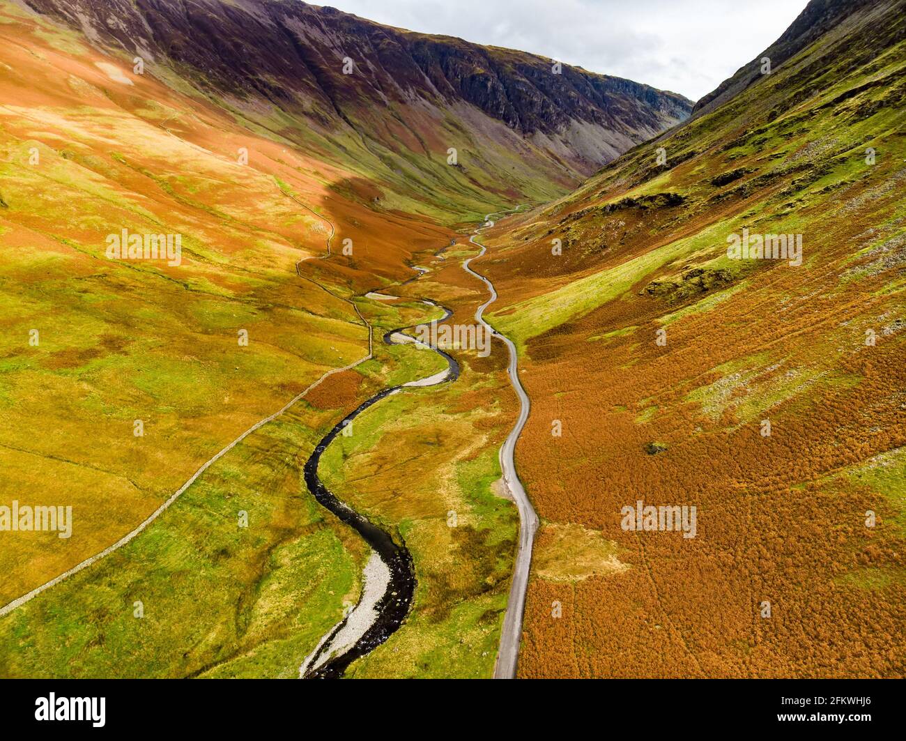 Vue aérienne de Honister Pass, un col de montagne avec une route sinueuse le long du ruisseau de montagne Gatesgarthdale Beck. L'une des passes les plus abruptes et les plus hautes Banque D'Images