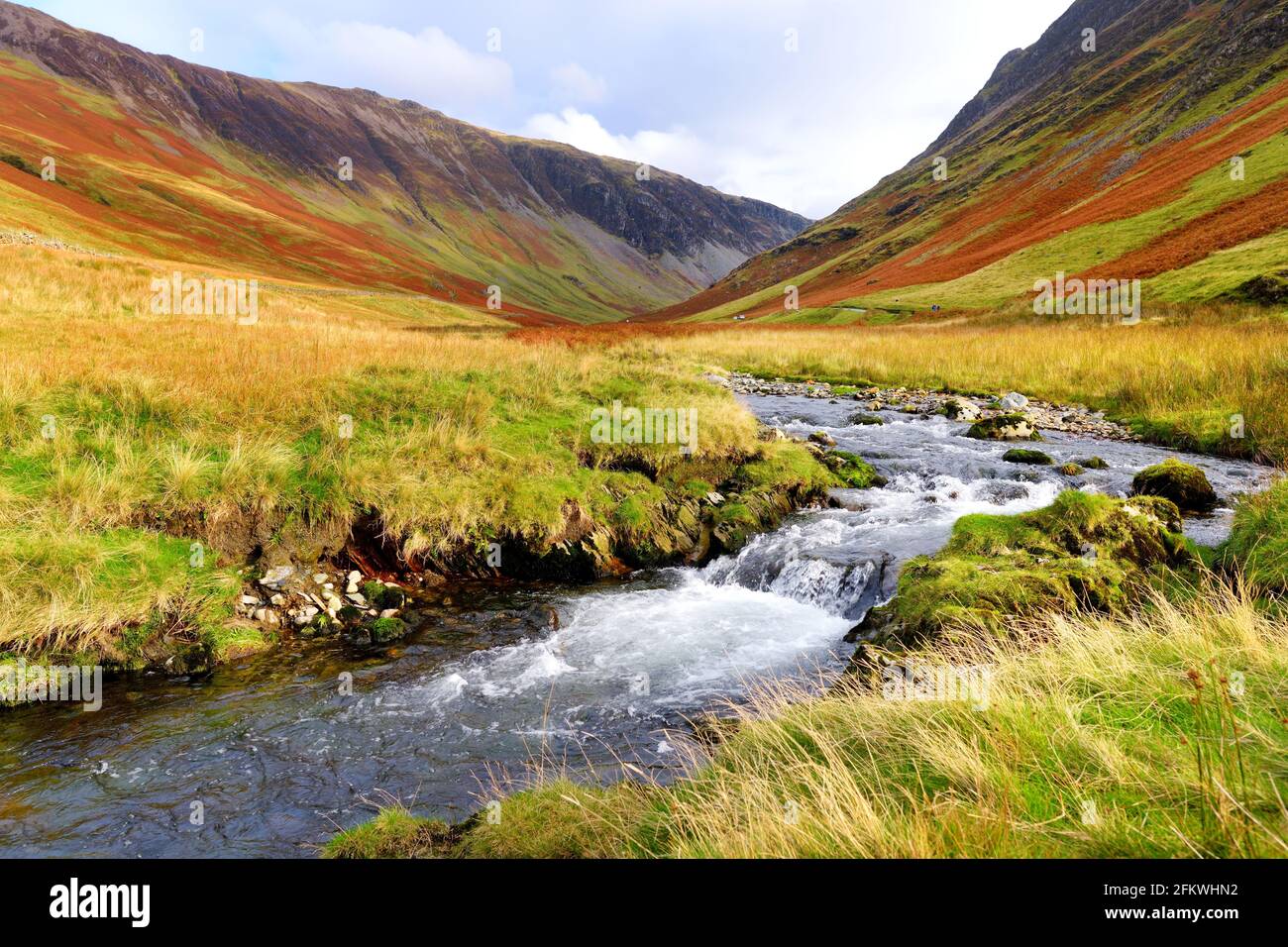 Honister Pass, un col de montagne avec une route étroite qui s'enroule le long du ruisseau de montagne Gatesgarthdale Beck. L'un des passes les plus abruptes et les plus hautes de la Banque D'Images