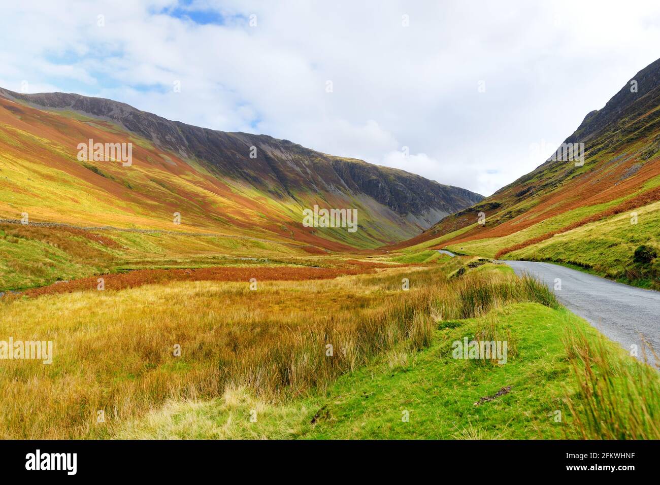 Honister Pass, un col de montagne avec une route étroite qui s'enroule le long du ruisseau de montagne Gatesgarthdale Beck. L'un des passes les plus abruptes et les plus hautes de la Banque D'Images