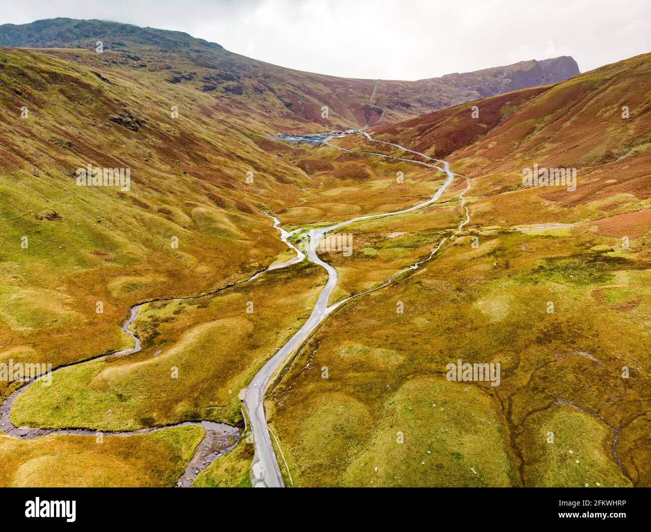 Vue aérienne de Honister Pass, un col de montagne avec une route sinueuse le long du ruisseau de montagne Gatesgarthdale Beck. L'une des passes les plus abruptes et les plus hautes Banque D'Images