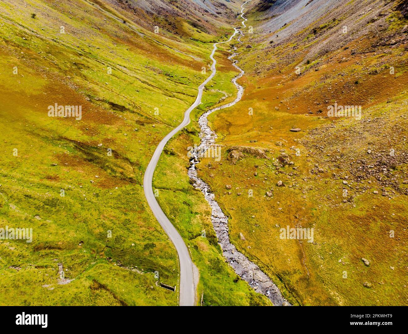 Vue aérienne de Honister Pass, un col de montagne avec une route sinueuse le long du ruisseau de montagne Gatesgarthdale Beck. L'une des passes les plus abruptes et les plus hautes Banque D'Images