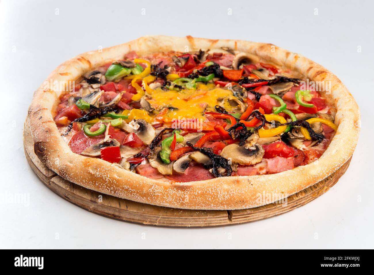 Pizza isolée au jambon et aux légumes avec champignons Banque D'Images