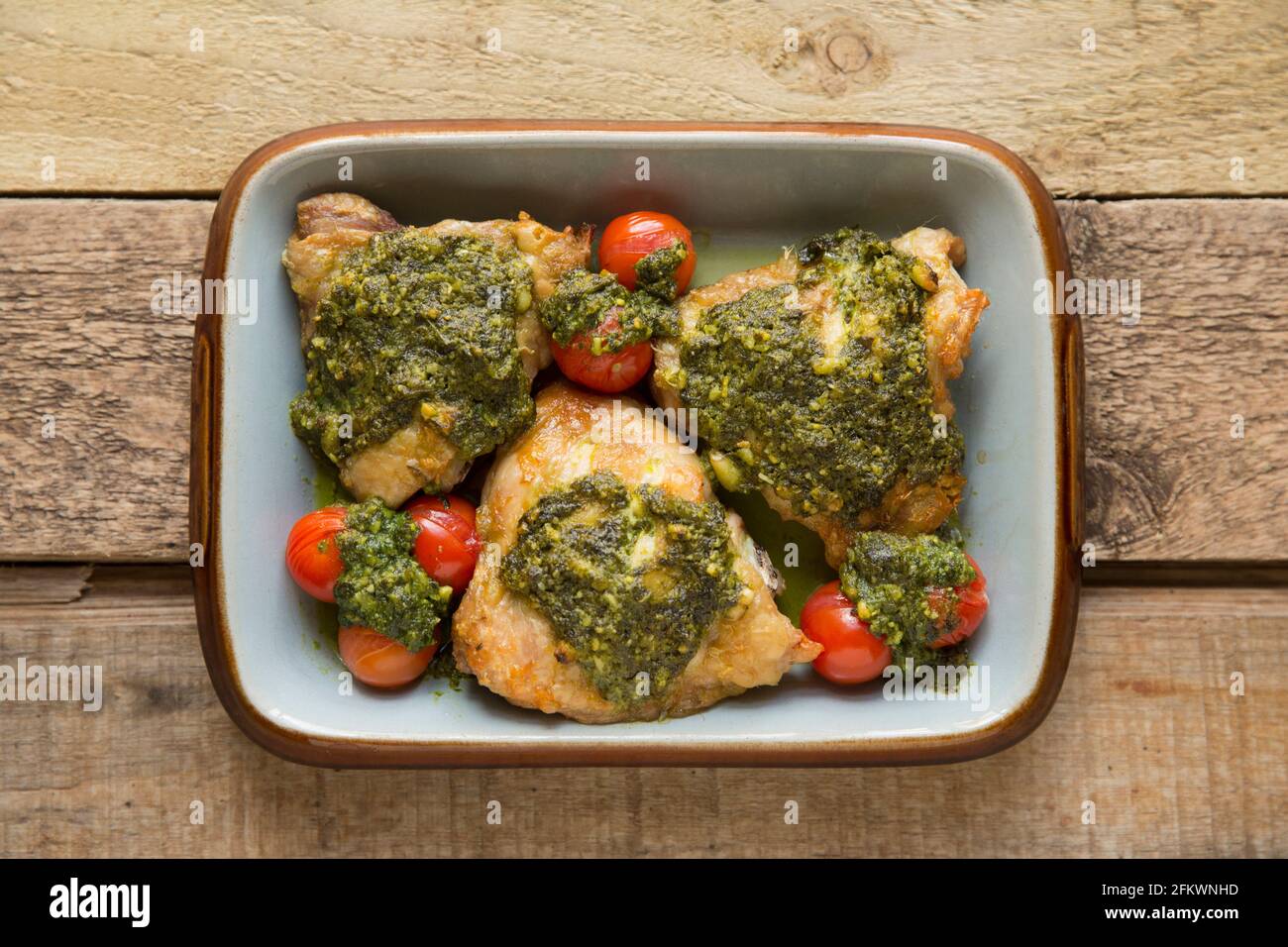 Pesto à base d'ail sauvage, Allium ursinum, qui comprend de l'huile de colza, du jus de citron et des noix de pin. Il a été utilisé comme garniture pour le poulet rôti Banque D'Images