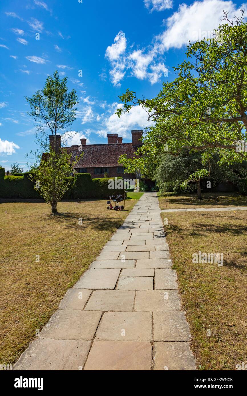 L'entrée principale de la maison et du jardin de Great Dixter. Un scooter de mobilité est garé par le sentier, Northiam, East Sussex, Royaume-Uni Banque D'Images