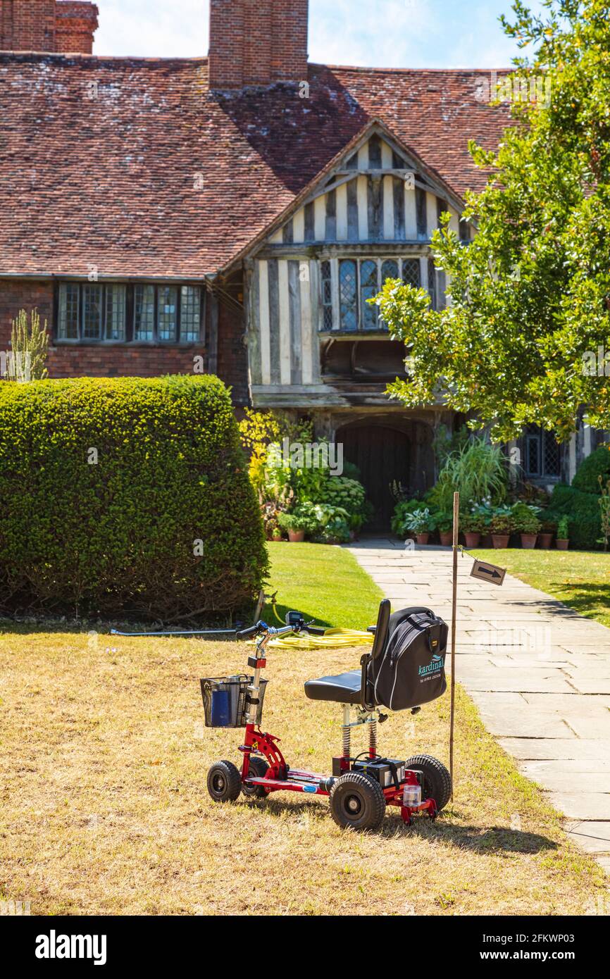 L'entrée principale de la maison et du jardin de Great Dixter. Un scooter de mobilité est garé par le sentier, Northiam, East Sussex, Royaume-Uni Banque D'Images