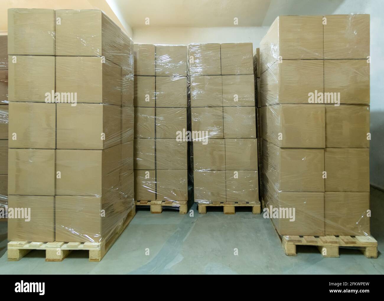Pile de boîtes en carton prêtes à être expédiées d'un entrepôt. Espace de rangement des emballages. Banque D'Images