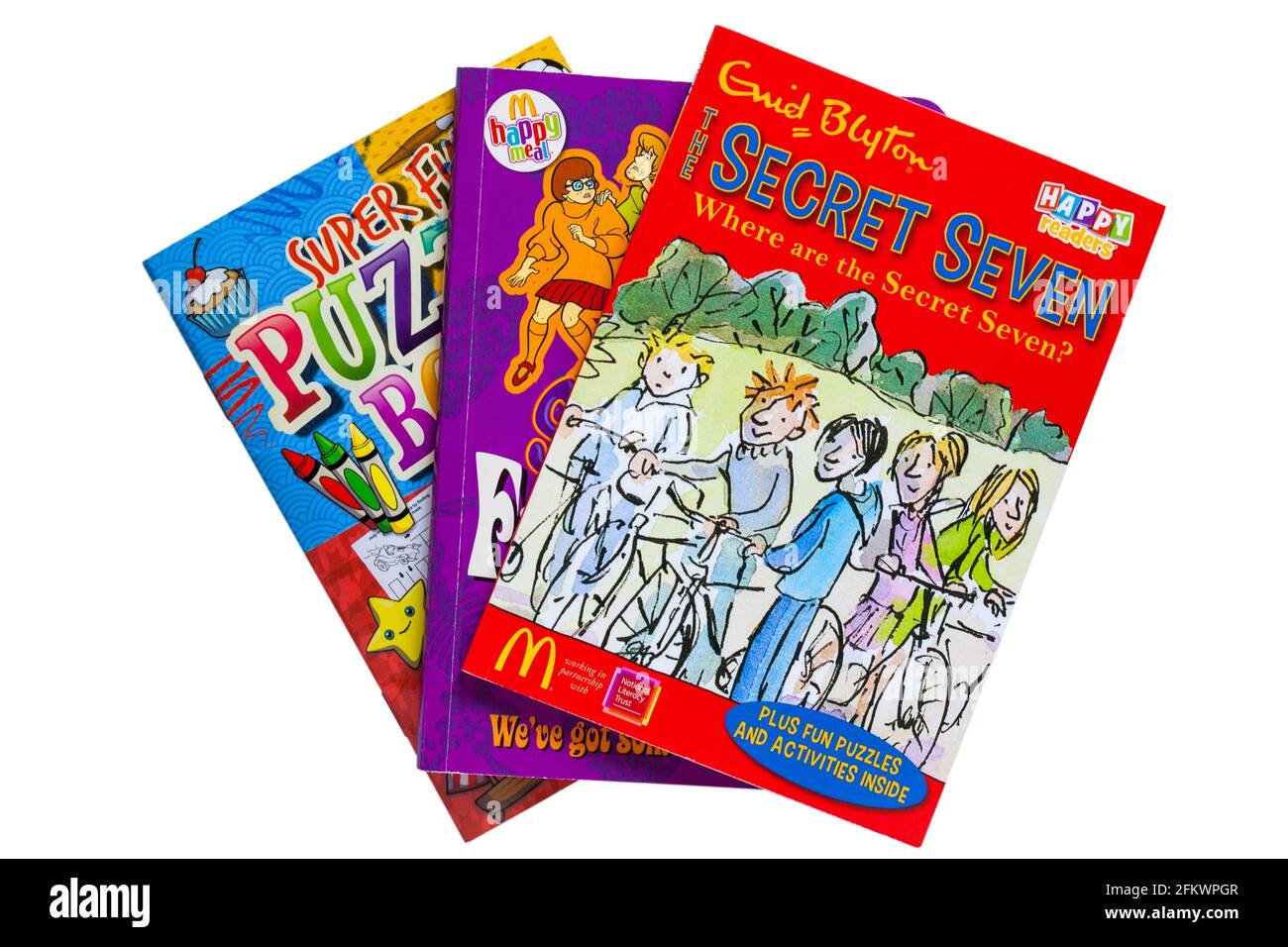 Pile de livres pour enfants avec Enid Blyton Secret Seven livre En haut, isolé sur fond blanc - McDonalds Happy Meal livre Banque D'Images
