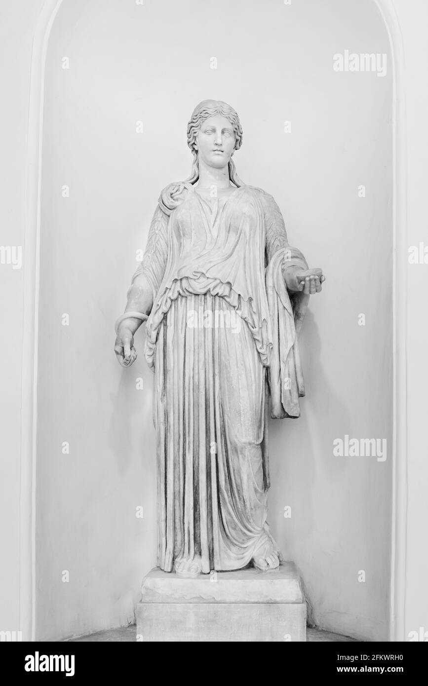Photo en noir et blanc de l'ancienne sculpture romaine d'a belle femme Banque D'Images