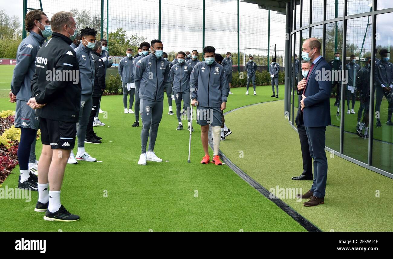 Le duc de Cambridge s'adresse aux joueurs d'Aston Villa lors d'une visite au centre de haute performance d'Aston Villa à Bodymoor Heath, Warwickshire. Date de la photo: Mardi 4 mai 2021. Banque D'Images