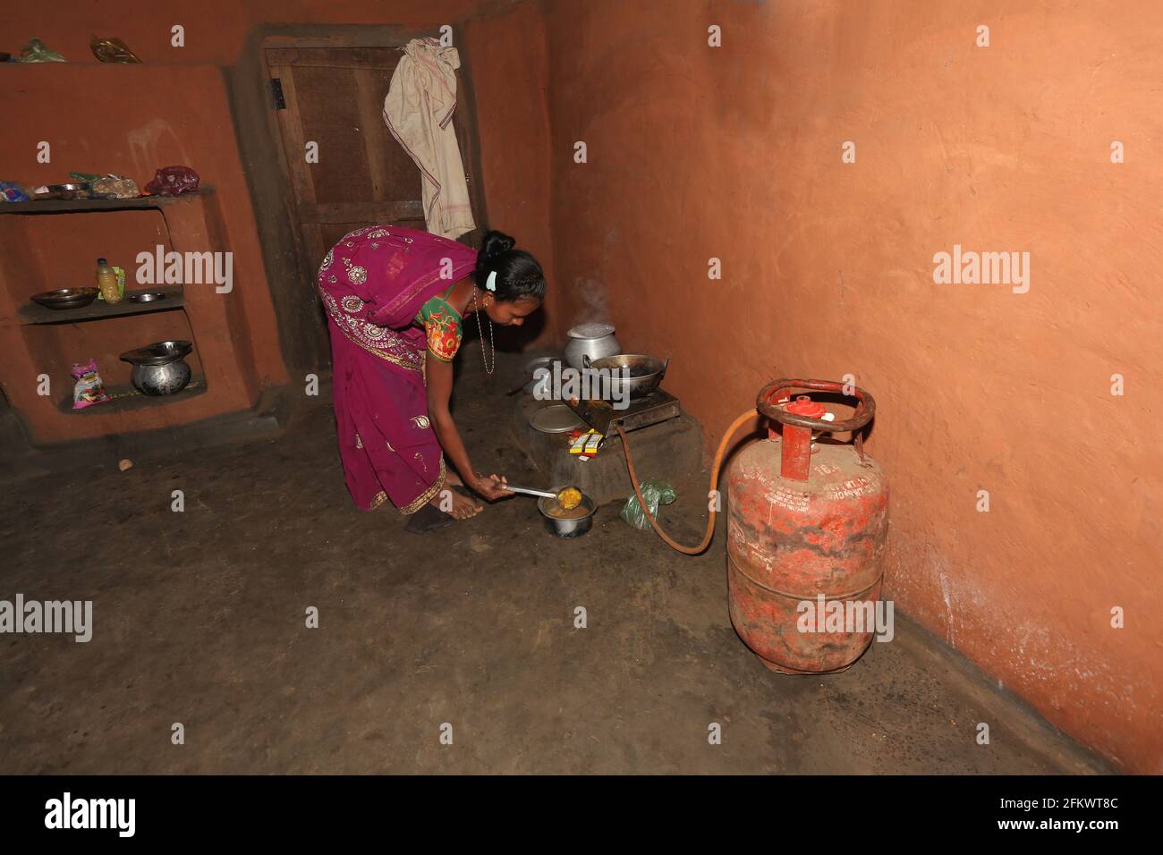 Femme cuisinant de la nourriture, la TRIBU DESIA KONDHA. Village de Goipeta, Odisha, Inde Banque D'Images