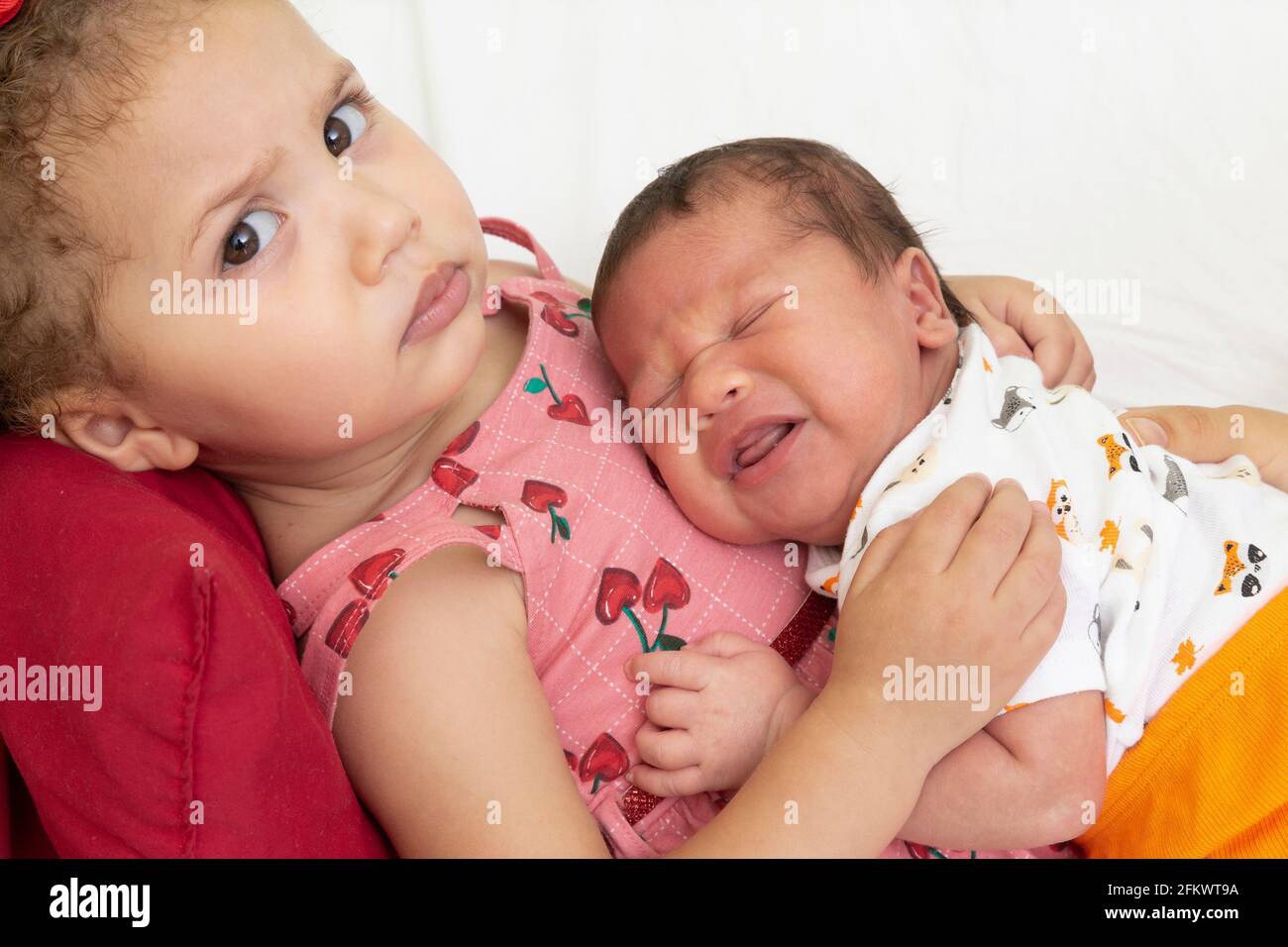 Tormentor De 1 An Avec Visage En Colere Et Bebe Frere Sur Ses Genoux Photo Stock Alamy Tormentor De 1 An Avec Visage En Colere Et Bebe Frere Sur Ses Genoux Photo Stock Alamy
