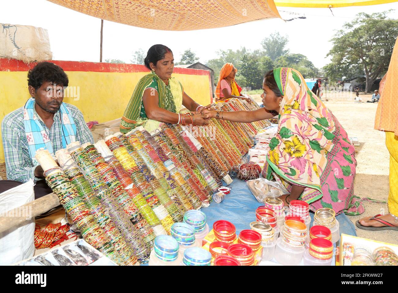 Marché tribal hebdomadaire du village de Vishwanathpur. Bracelets à vendre. Odisha, Inde Banque D'Images