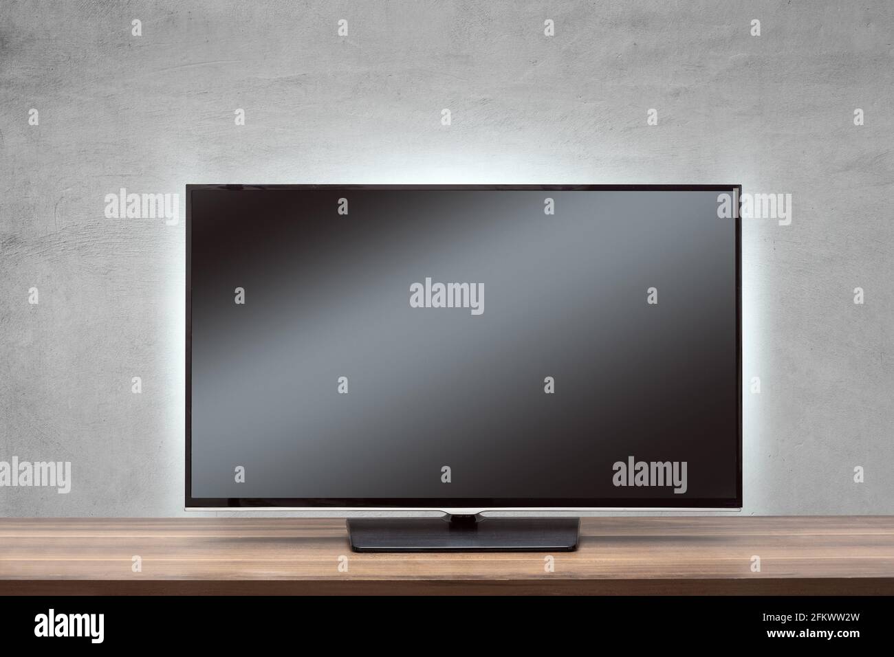 Téléviseur avec écran noir sur une surface en bois Banque D'Images