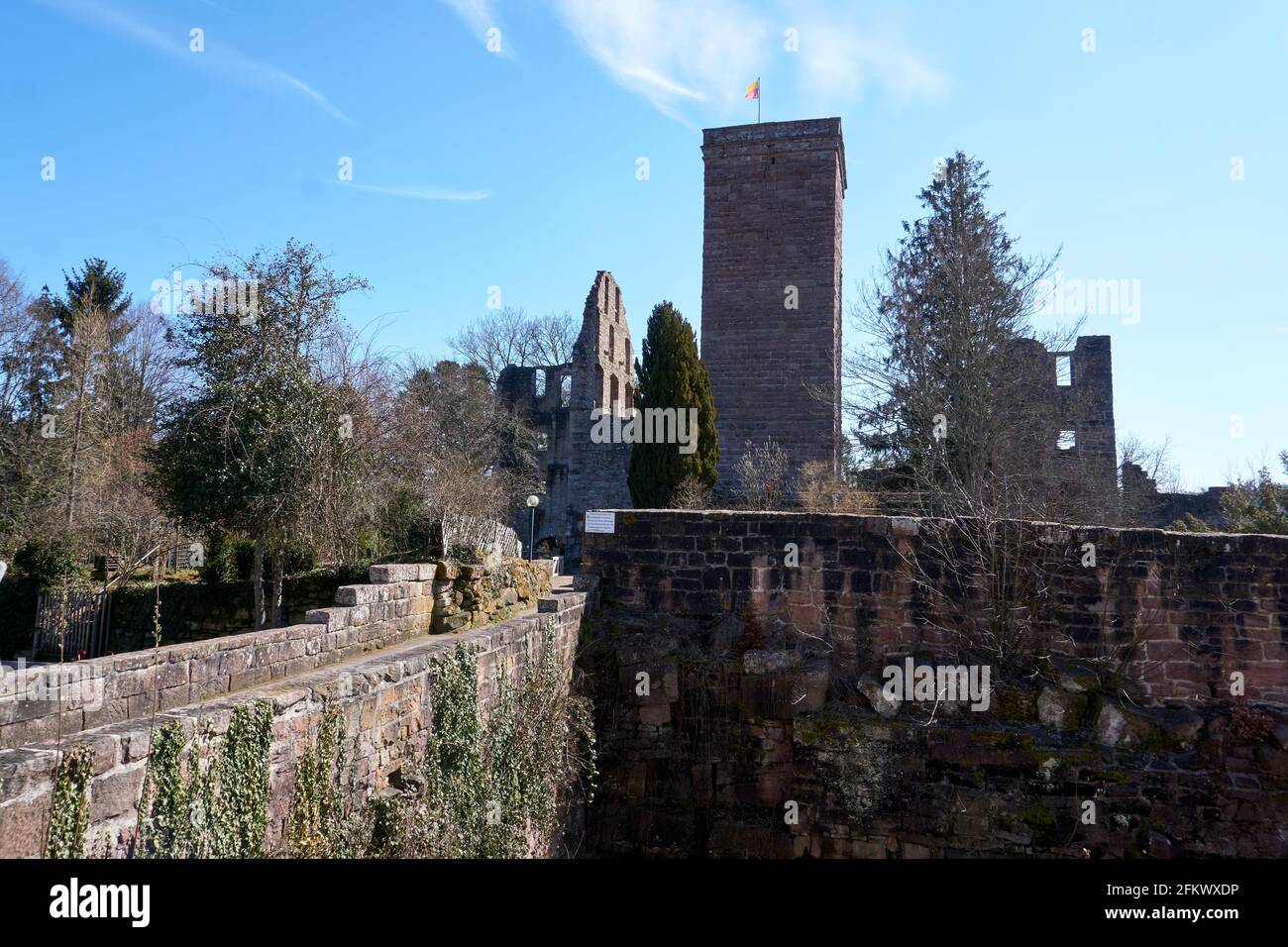 Ruines d'un château perché nommé Zavelstein à Bad Zavelstein, en Allemagne Banque D'Images