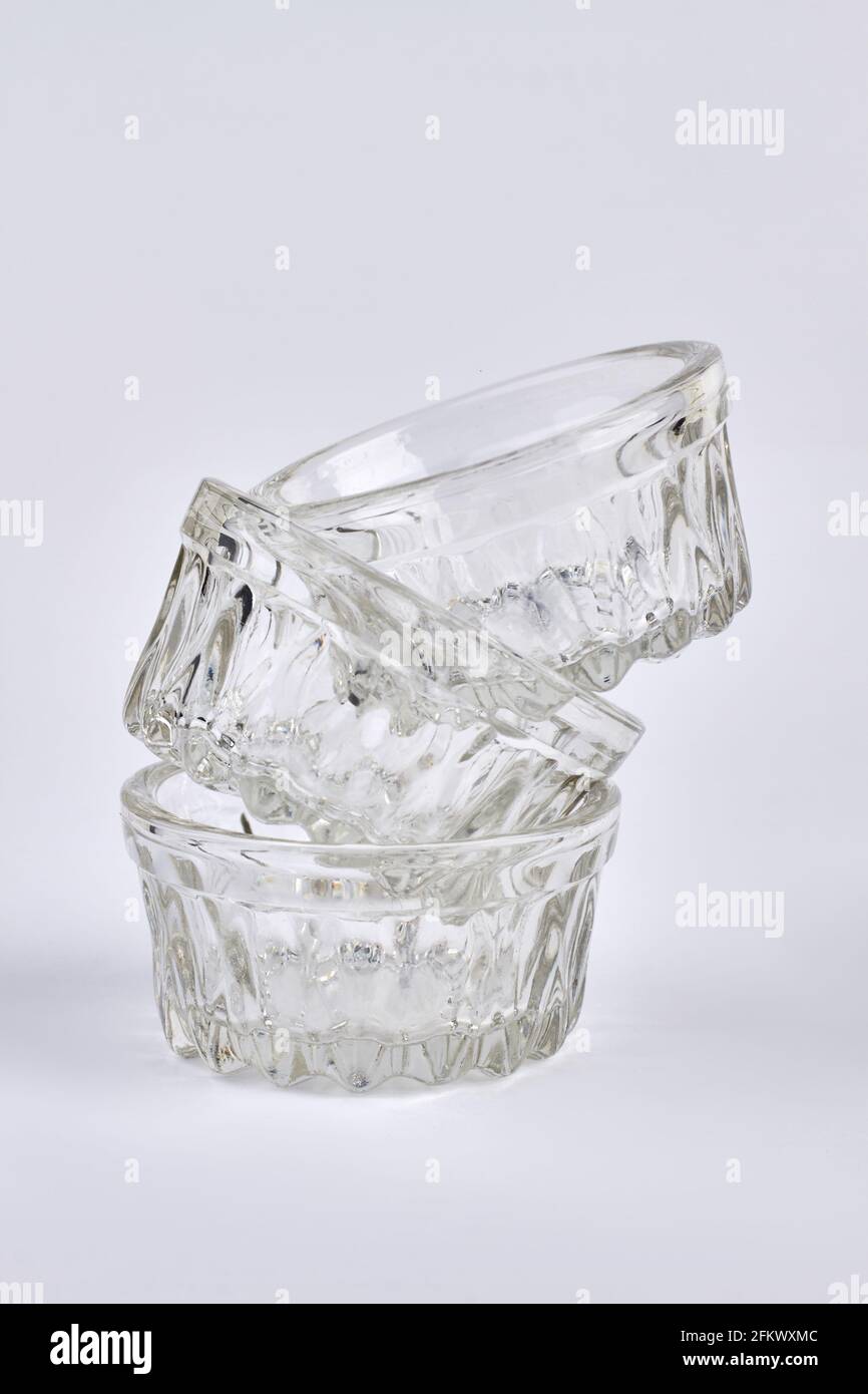 Trois plats de cristal isolés sur fond blanc. Banque D'Images