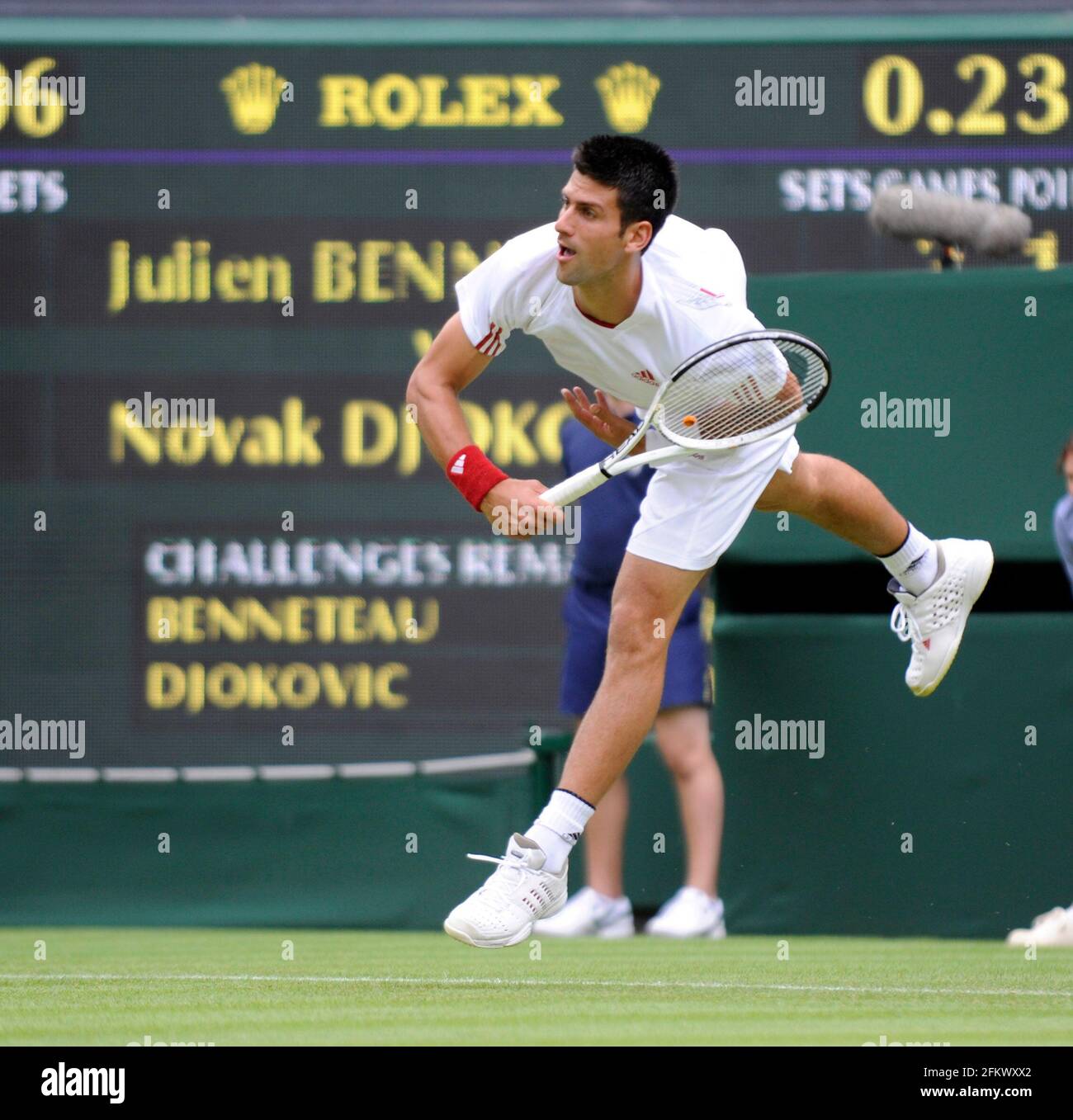 WIMBLEDON 2009 1er JOUR. 22/6/09. NOVAK DJOKOVIC LORS DE SON MATCH AVEC JULIEN BENNETEAU. PHOTO DAVID ASHDOWN Banque D'Images