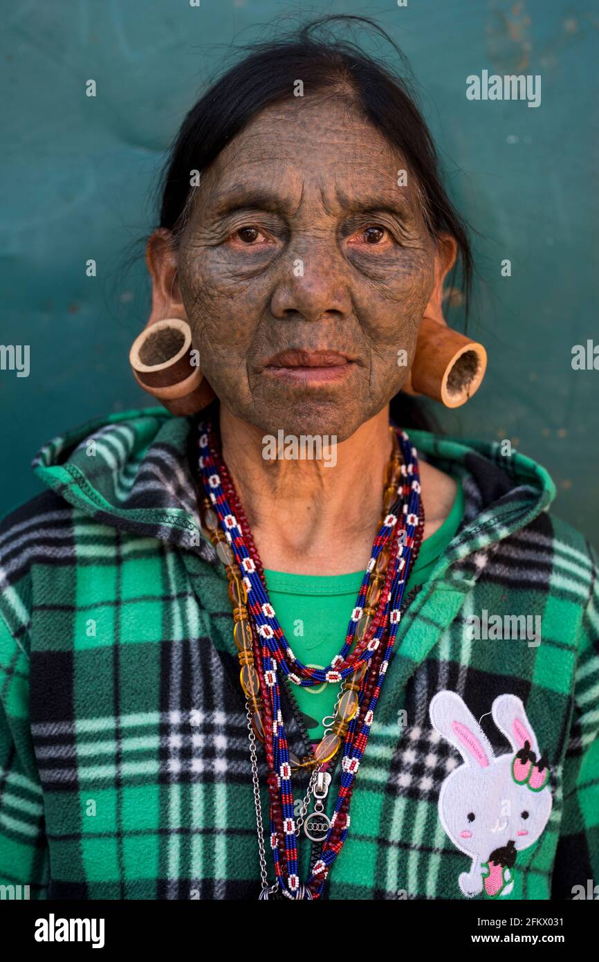 Cette femme fait partie du clan Dai. LE CHIN STATE, MYANMAR: CES femmes sont les dernières de leur genre après qu'une interdiction gouvernementale ait pris fin un millier d'années Banque D'Images