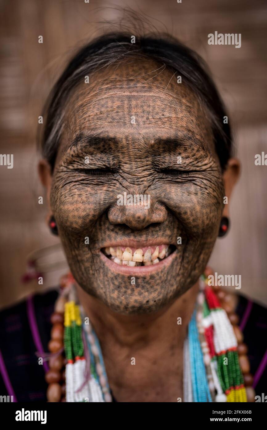 Un membre de la tribu Dai. LE CHIN STATE, MYANMAR: CES femmes sont les dernières de leur genre après qu'une interdiction gouvernementale ait mis fin à un FACI âgé de mille ans Banque D'Images