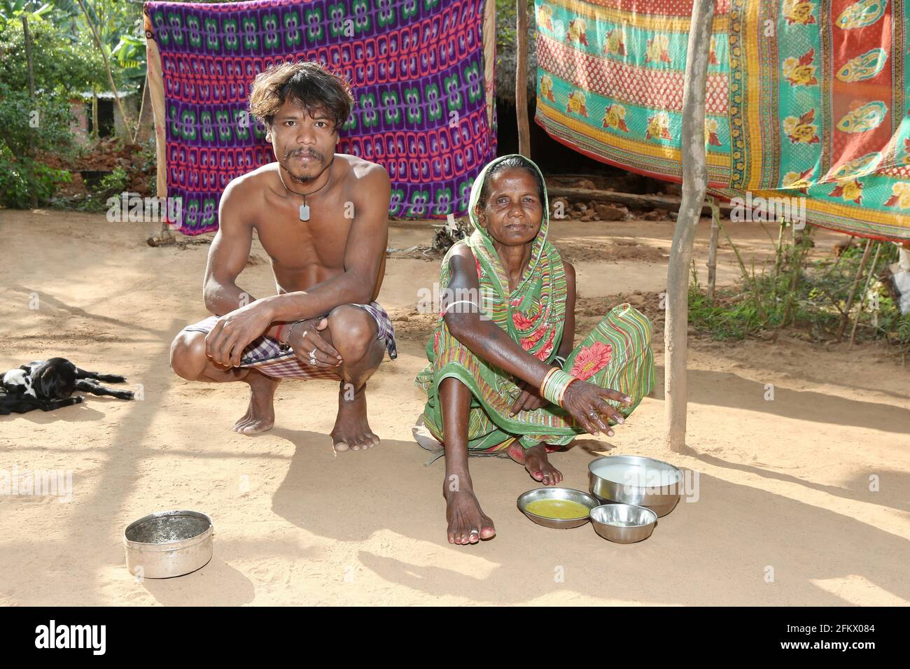 Mère assise avec son fils avec des repas quotidiens. Cette photo a été cliquée dans le village Kuanarpal du district de Cuttack à Odisha, en Inde Banque D'Images