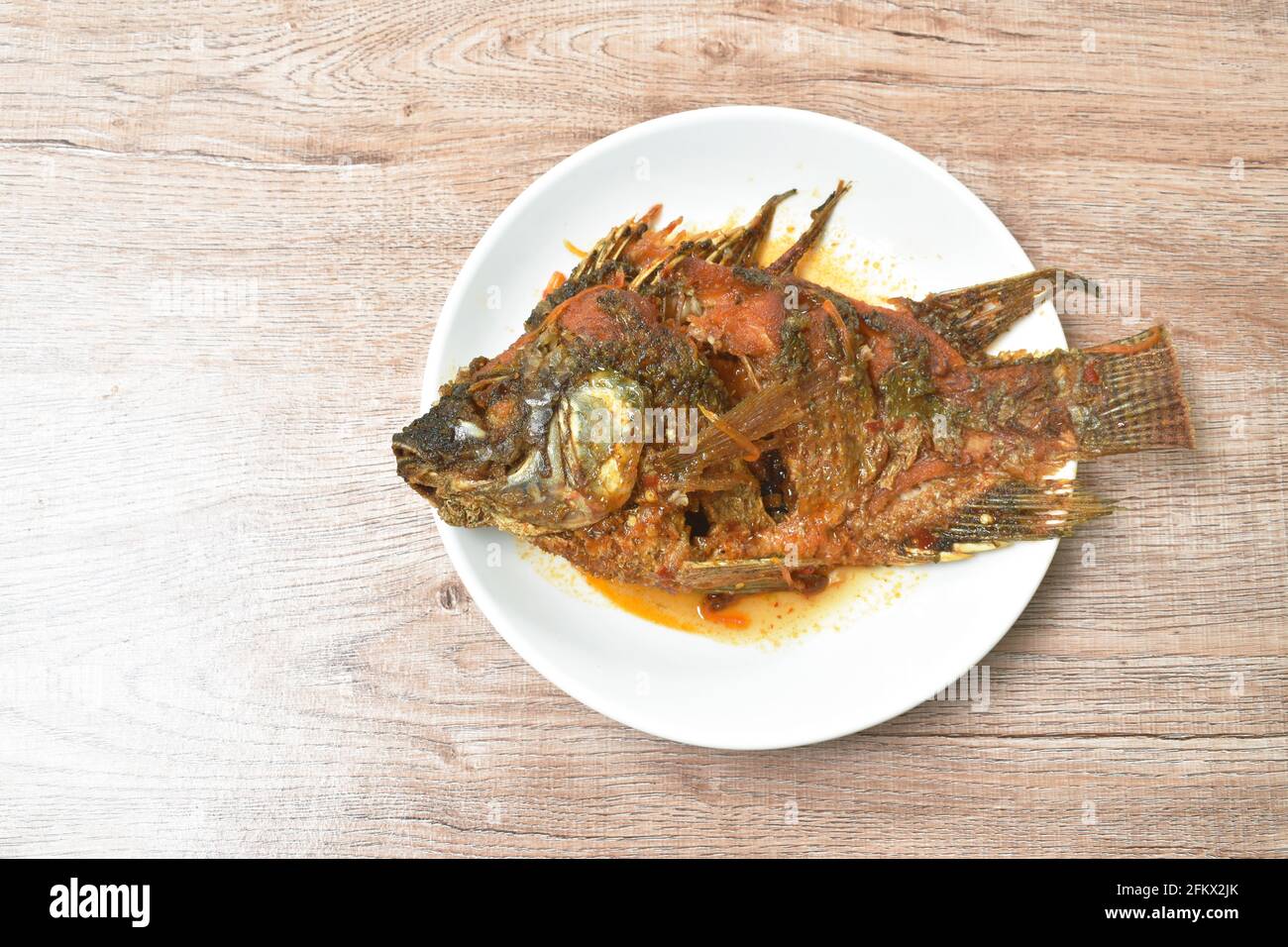 faire frire la vinaigrette au poisson frit à la mangue, épicée et sucrée plaque Banque D'Images