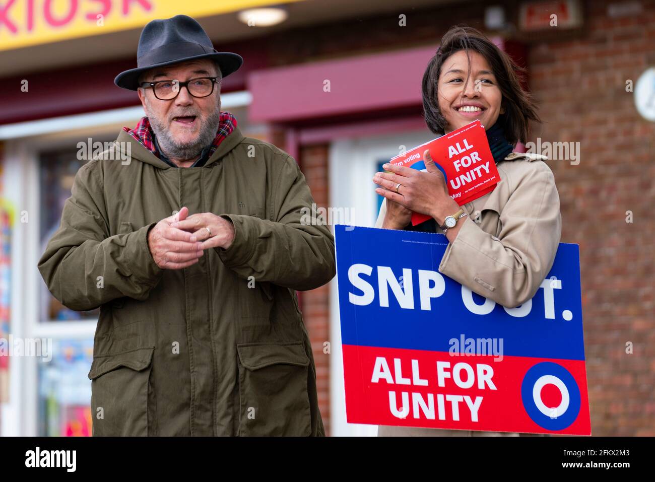 Troon, Écosse, Royaume-Uni. 4 mai 2021. Fondateur de pro Union All for Unity Party George Galloway campagnes sur la promenade de la plage à Troon dans Ayrshire. Galloway a fait un discours en direct et a rencontré des partisans et des membres du public. Il a déjeuné de Fish and chips au restaurant à emporter Wee Hurrie, à côté du port de Troon. Photo GeorgeGalloway. Et femme Putri Gayatri Pertiw. Iain Masterton/Alay Live News Banque D'Images