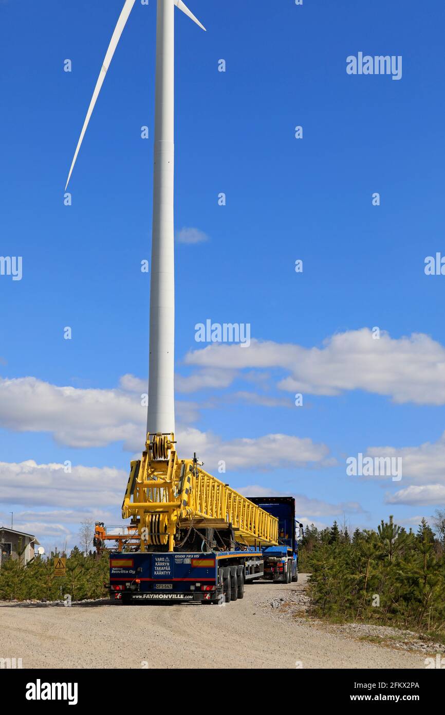 Semi-remorque transportant une partie de la grue de service à utiliser pour le remplacement des pales de l'éolienne. Transport long. Salo, Finlande. 30 avril 2021. Banque D'Images