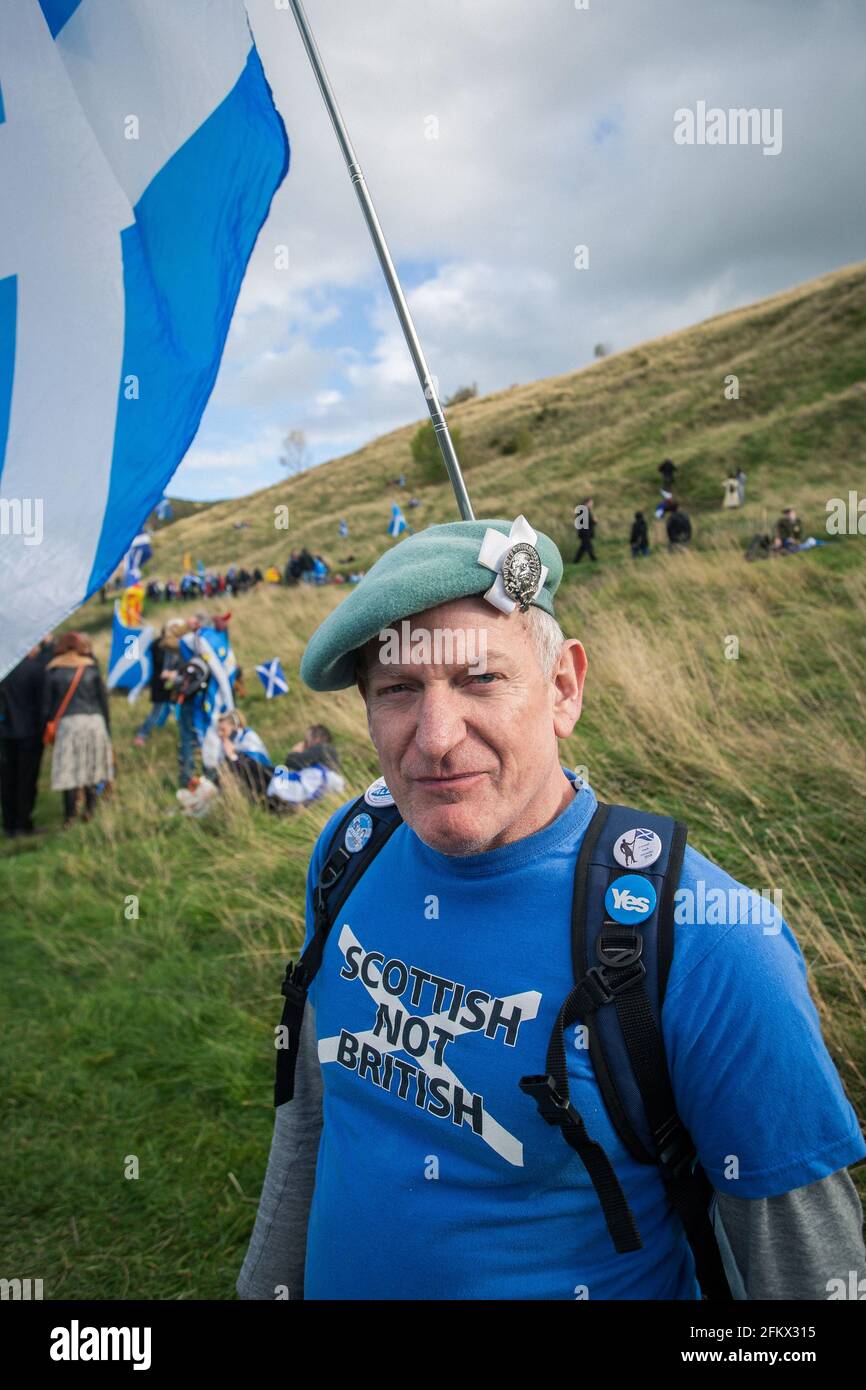 ÉCOSSE / EDIMBOURG / Homme portant une chemise avec message 'Scotitish not British' à Scottish Independence march . Banque D'Images