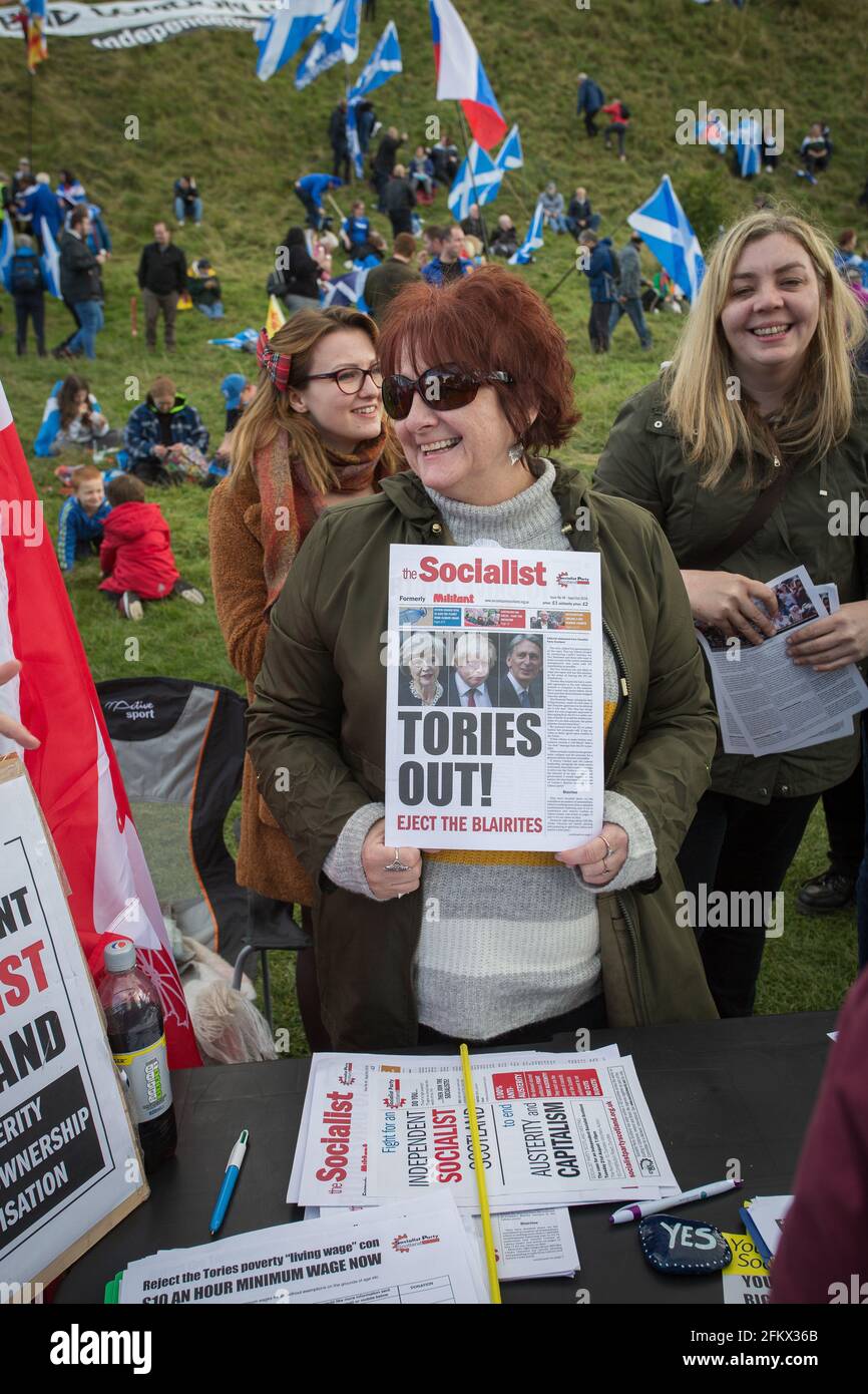 ECOSSE / EDIMBOURG / Groupe de femmes tenant des pancartes socialistes pendant Pro Scottish Independence Mars le 6.10.2018 à Edimbourg, Royaume-Uni. Banque D'Images
