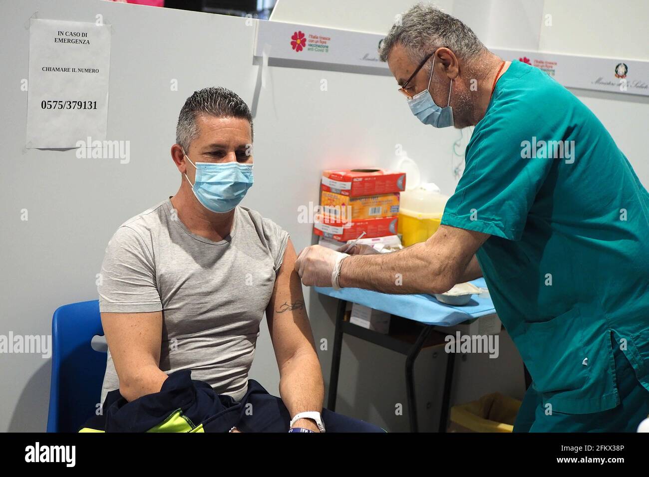 Italie, région Toscane, Arezzo, 4 mai 2021 : urgence Covid-19, centre de théâtre de tente, campagne de vaccination anti Covid, dans la photo le médecin administre le vaccin anti-Covid Comirnaty Pfizer. Photo © Daiano Cristini/Sintesi/Alay Live News Banque D'Images