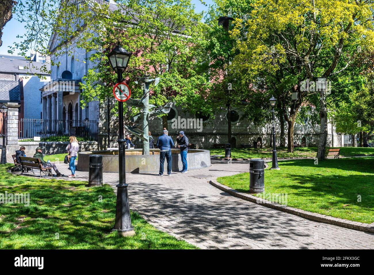 Cork, Irlande. 4 mai 2021. Cork s'est baignée de soleil aujourd'hui, mais avec de forts vents. L'évêque Lucey Park, au centre-ville de Cork, était occupé par les gens qui appréciaient le soleil. Crédit : AG News/Alay Live News Banque D'Images