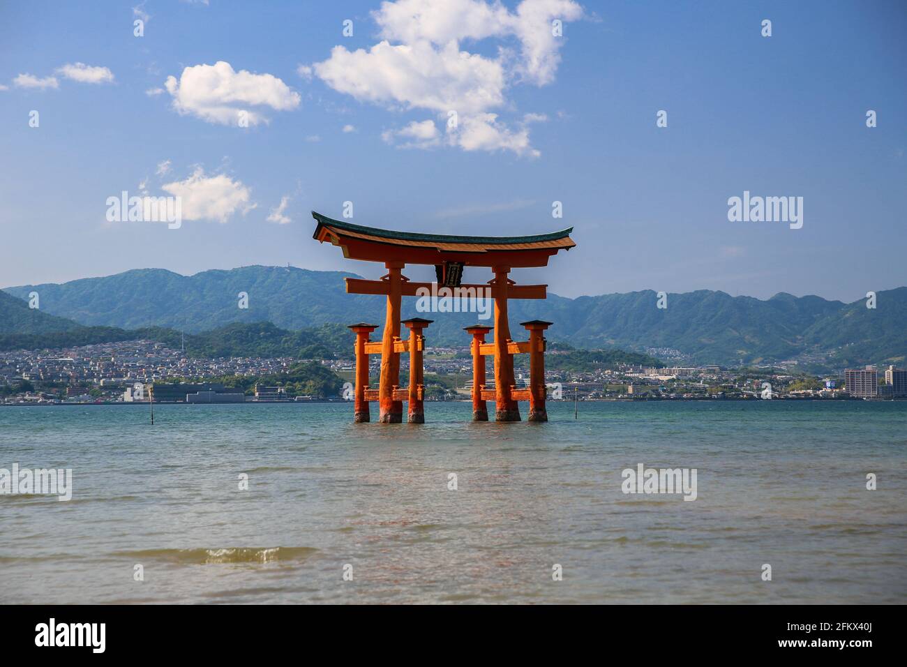 Porte Torii flottante Itsukushima. Ancien Shinto japonais sur l'île Miyajima, Hiroshima, Japon. Banque D'Images