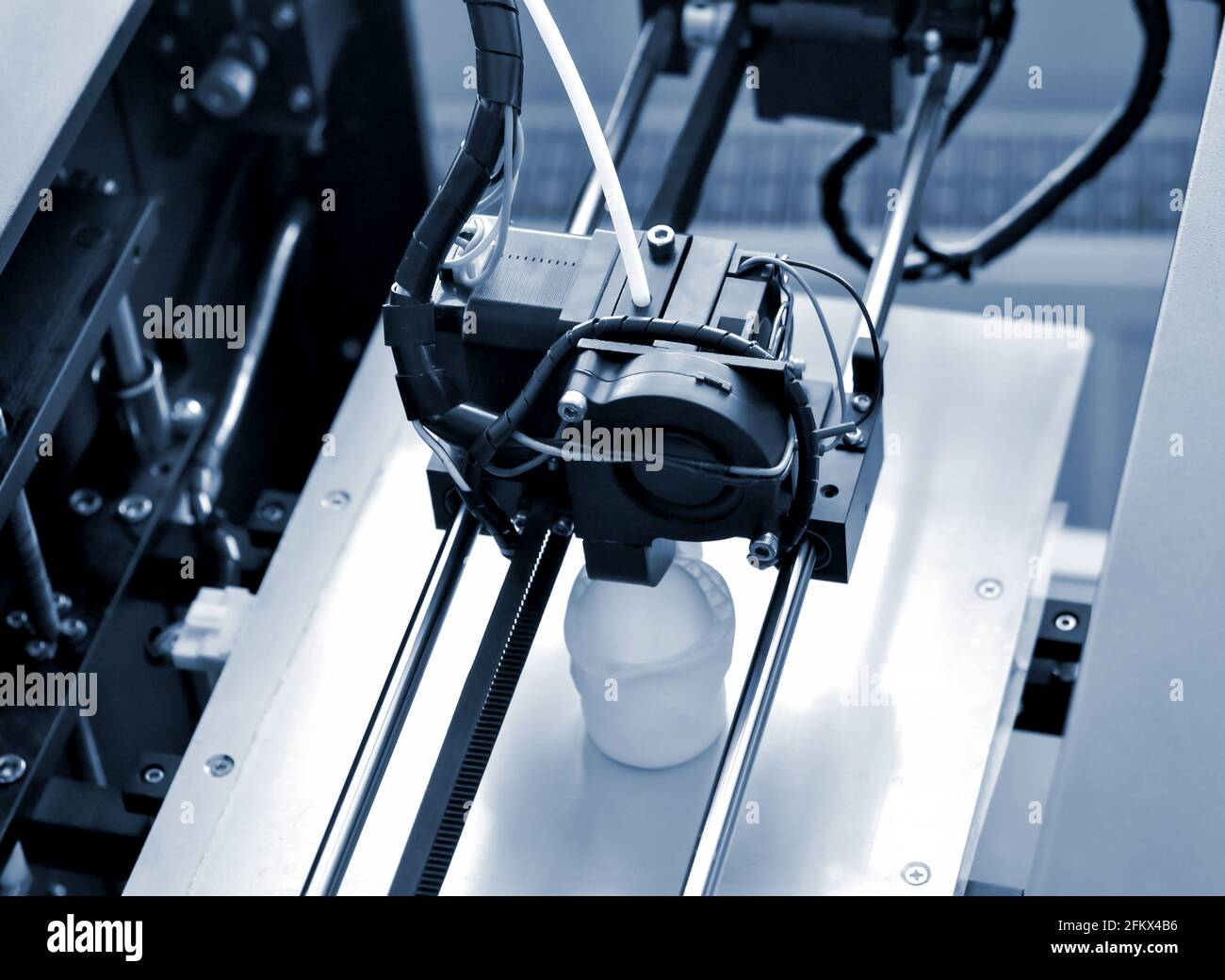 Objets imprimés par une imprimante 3d. L'imprimante 3D tridimensionnelle automatique fonctionne Banque D'Images