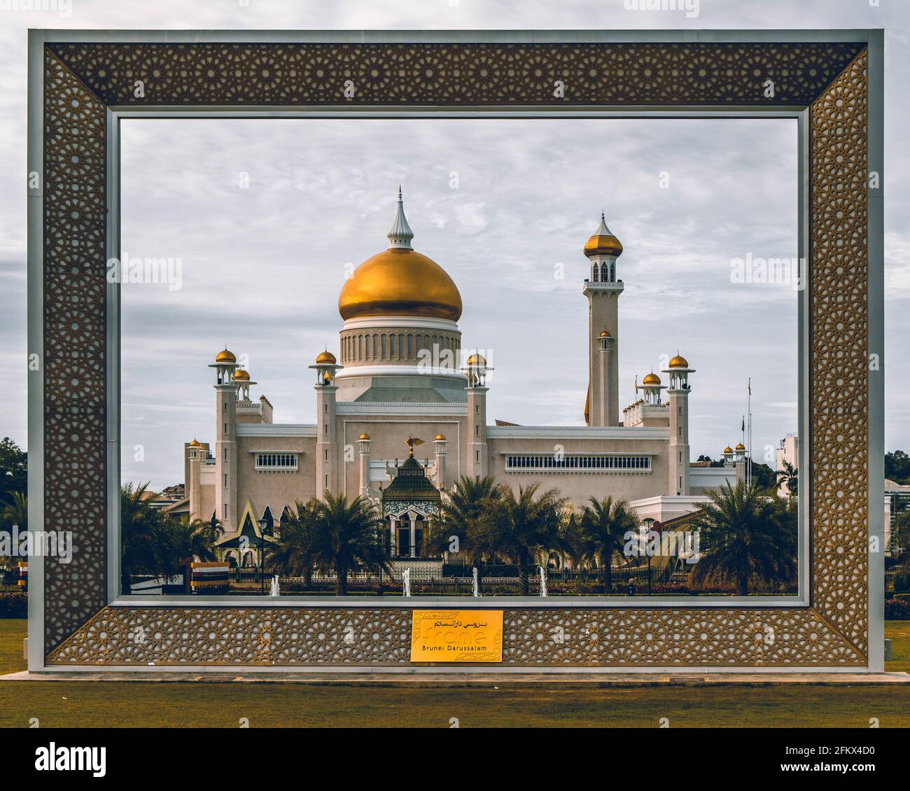 Image de la mosquée Omar Ali Saifuddien prise à travers le cadre au Brunéi Darussalam Banque D'Images