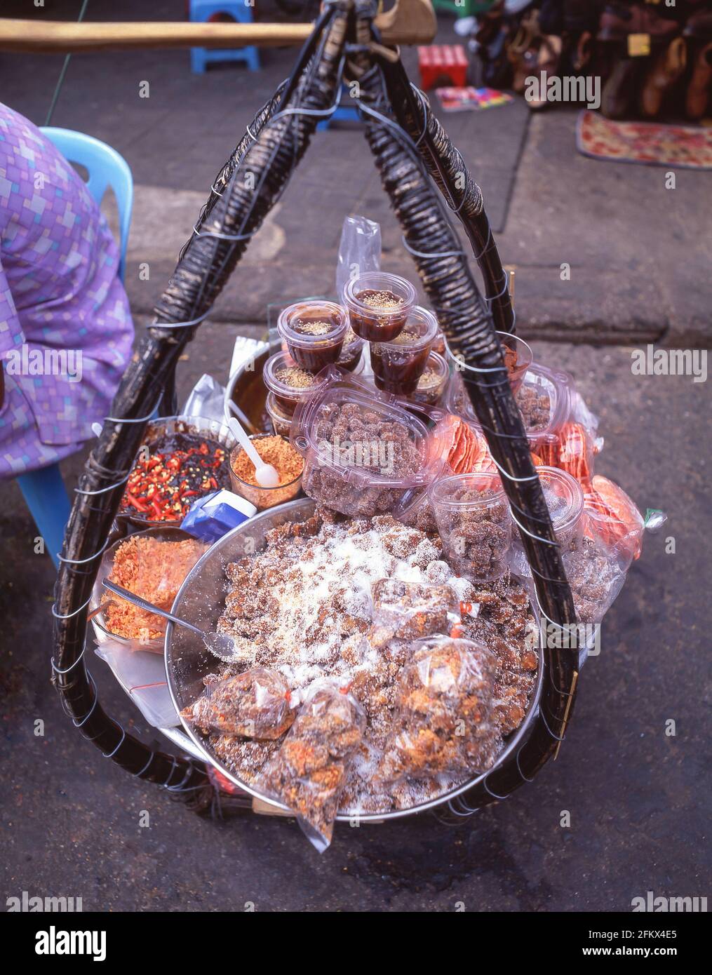 Panier alimentaire de Seller, marché Bình Tây, Cholon, District 6, Ho Chi Minh ville (Saigon), République socialiste du Vietnam Banque D'Images