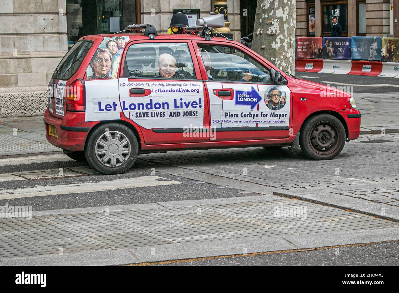 WESTMINSTER LONDRES 4 mai 2021. Une voiture de campagne Suzuki qui se rend à Westminster pour le candidat à la mairie de Londres Piers Corbyn est couverte d'affiches et de slogans collés « Lay London Live » et « no locklocklockloches » avec un mégaphone attaché au sommet alors que les Londoniens se préparent à voter le 6 mai pour élire un nouveau maire. Le candidat anti-verrouillage Piers Corbyn fait campagne pour mettre fin aux ‘règles de lutte contre les Covids’ et inverser le traitement discriminatoire à l’encontre de ceux qui refusent de porter un masque facial. Credit amer ghazzal/Alamy Live News Banque D'Images