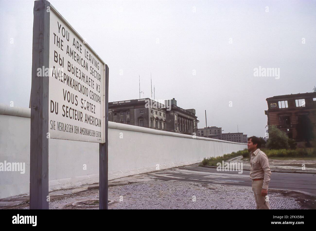 « vous quittez le secteur américain » au point de passage de Checkpoint Charlie, au mur de Berlin, à Berlin-Ouest, en Allemagne de l'Ouest Banque D'Images