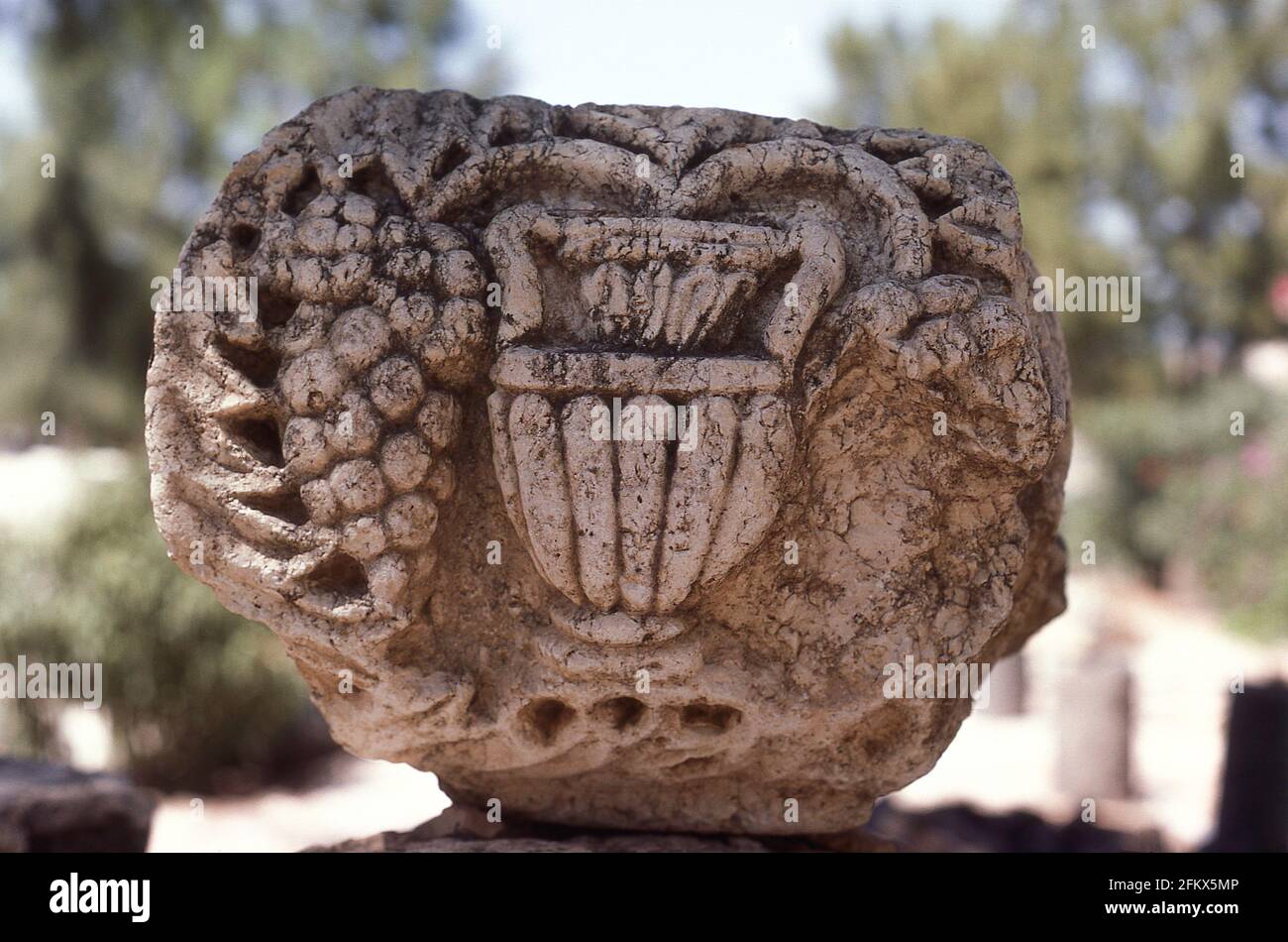 Sculpture antique en pierre d'un bateau à vin sur les ruines de la grande synagogue de Capharnaüm (Kfar Nahum), Mer de Galilée, District du Nord, Israël Banque D'Images