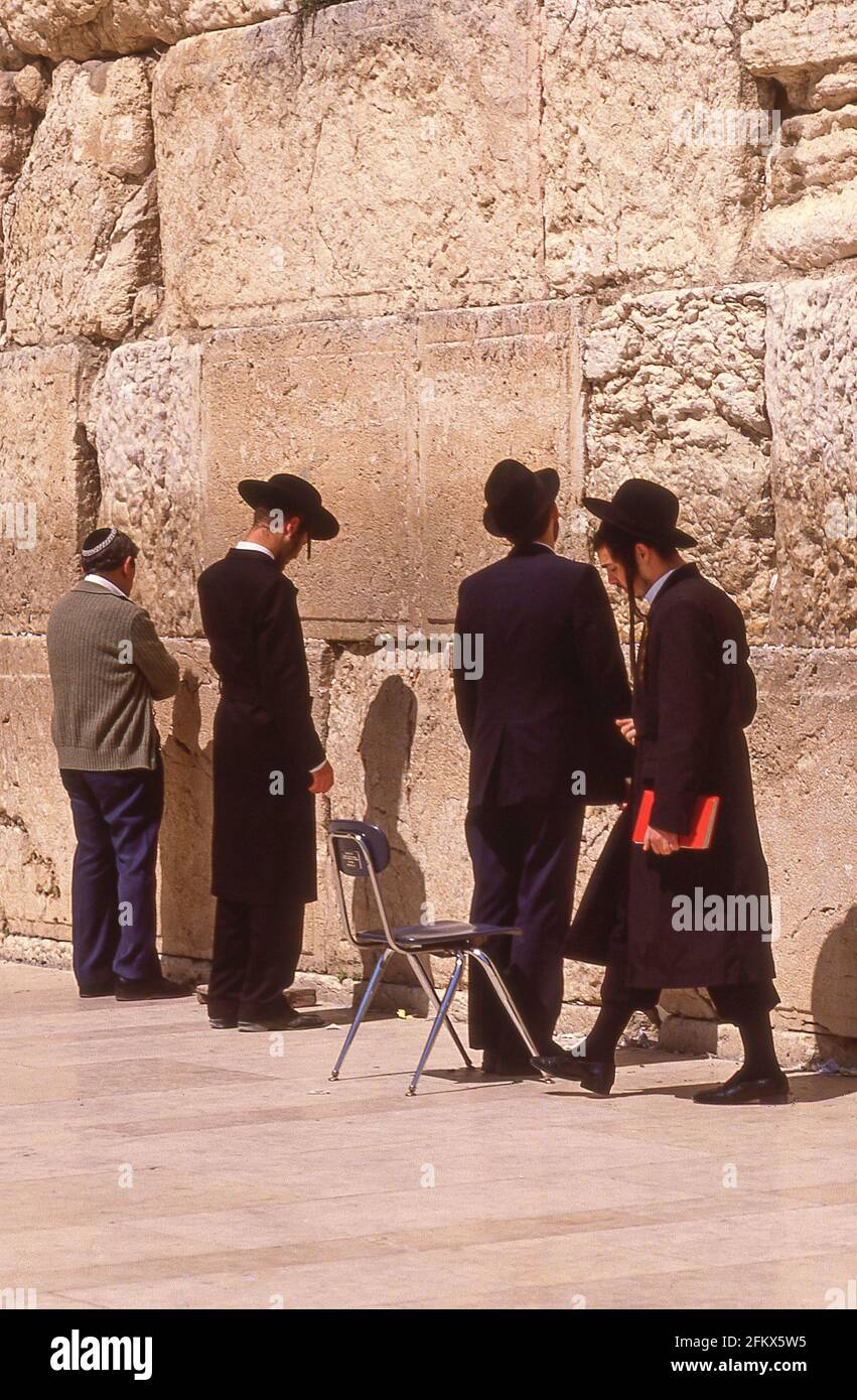 Adorateurs juifs au mur occidental, dans la vieille ville, à Jérusalem, dans le district de Jérusalem, en Israël Banque D'Images