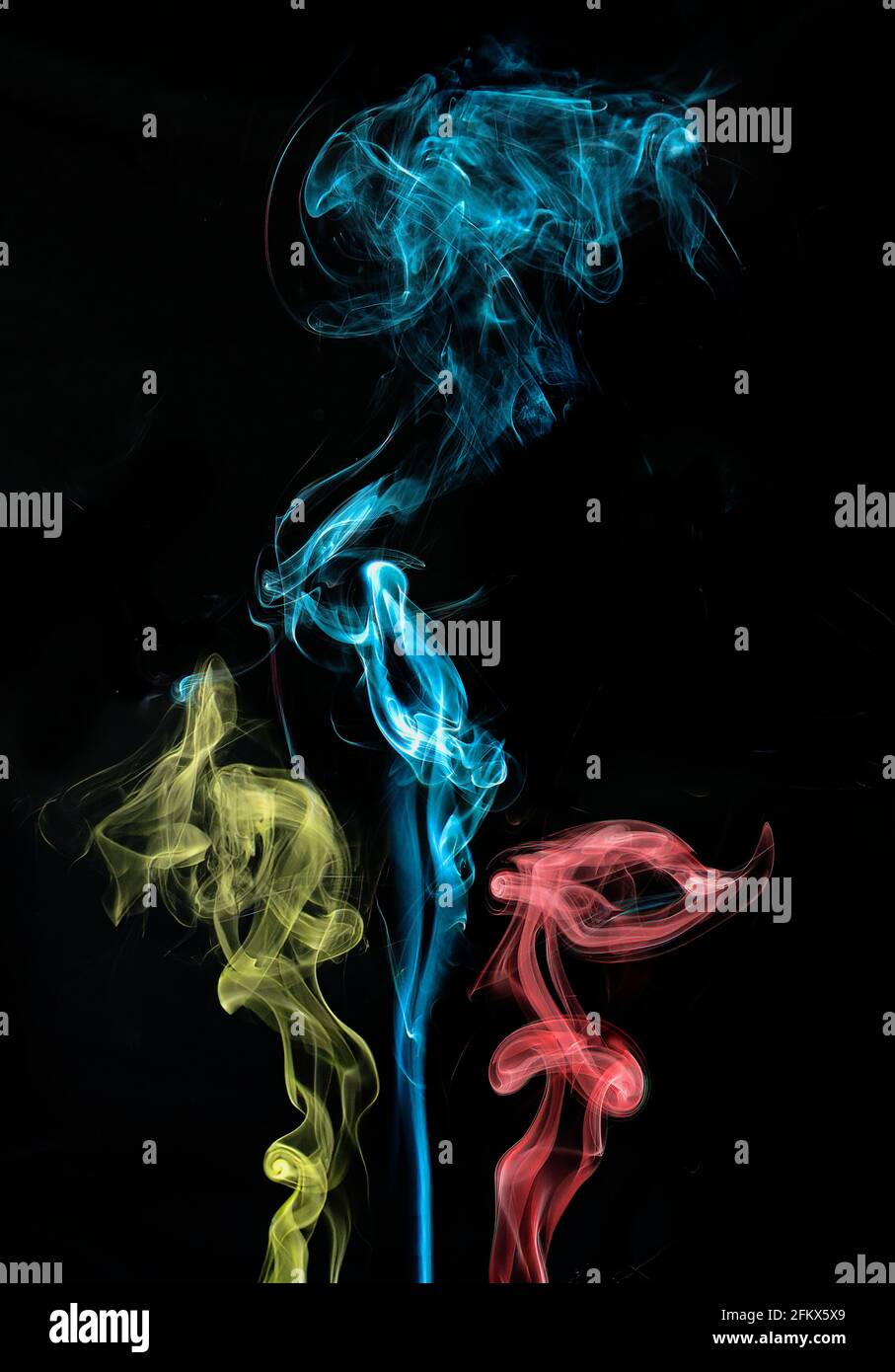 Fumée colorée abstraite sur fond noir Banque D'Images