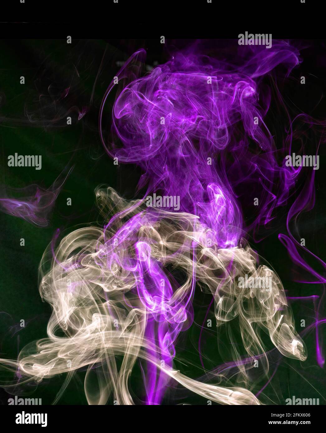 Fumée colorée abstraite sur fond noir Banque D'Images