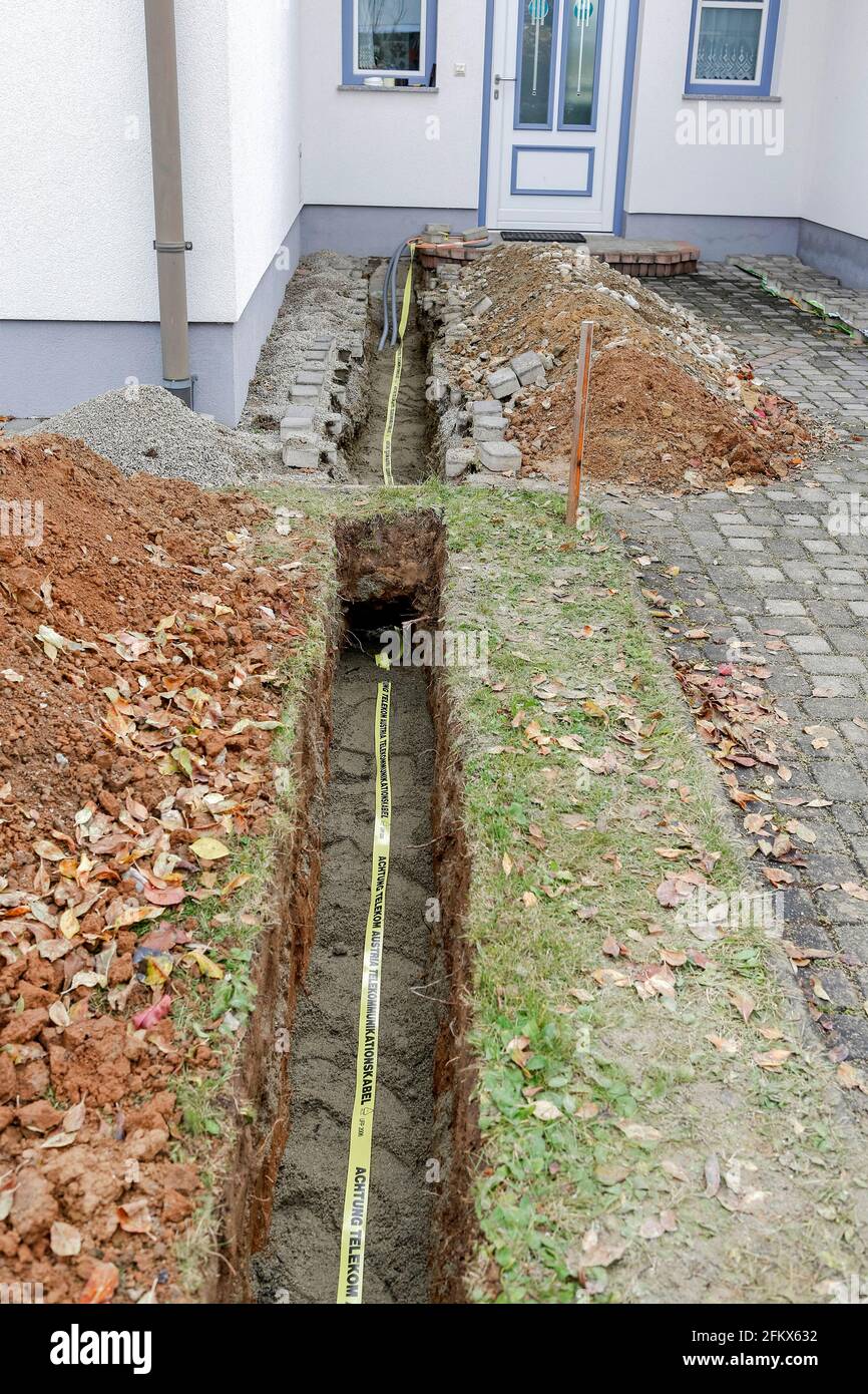 Excavation avec ruban d'avertissement, à l'attention de Telekom Austria protection pour les câbles de télécommunication Banque D'Images