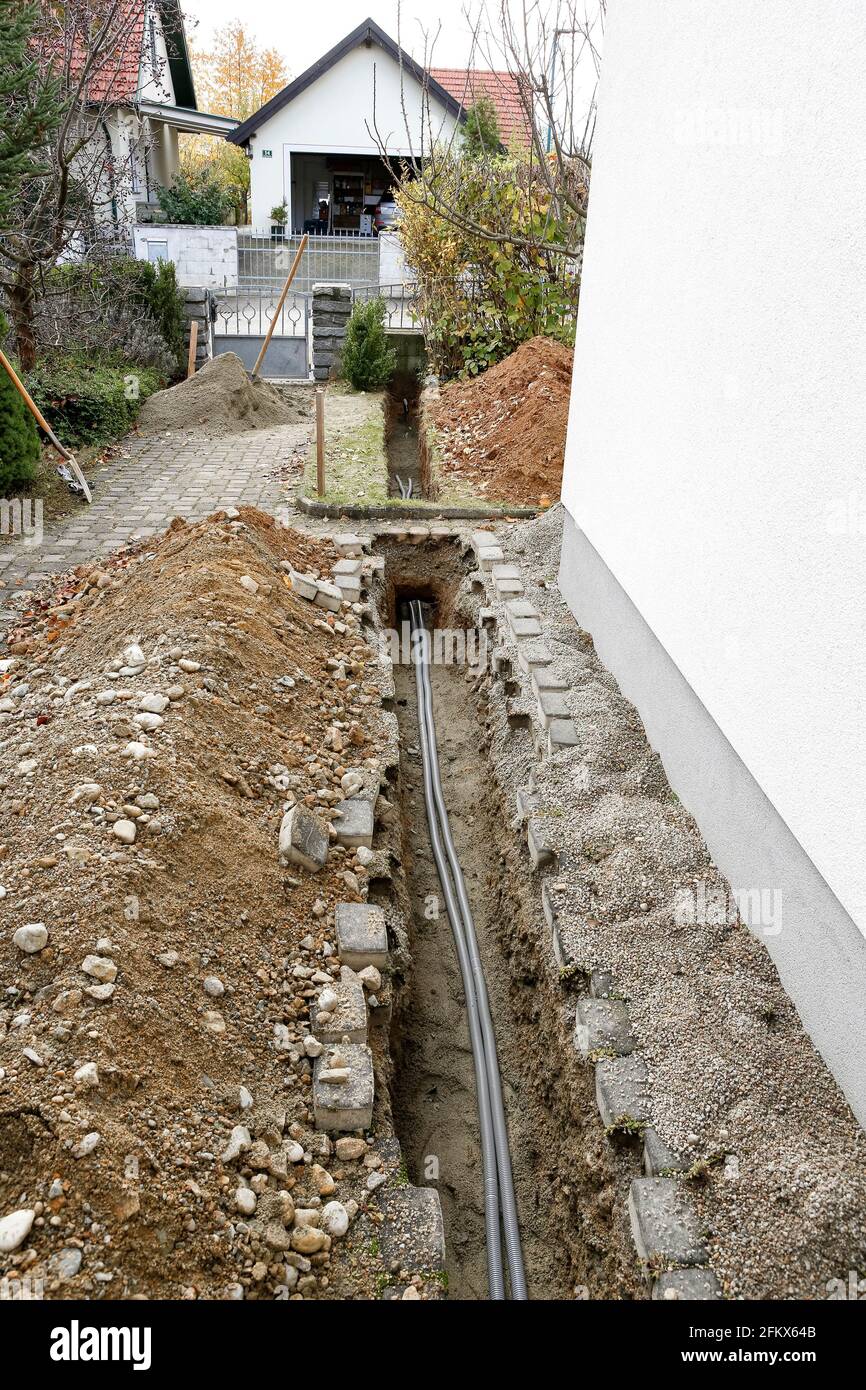 Excavation avec tuyauterie pour câbles de télécommunication Banque D'Images