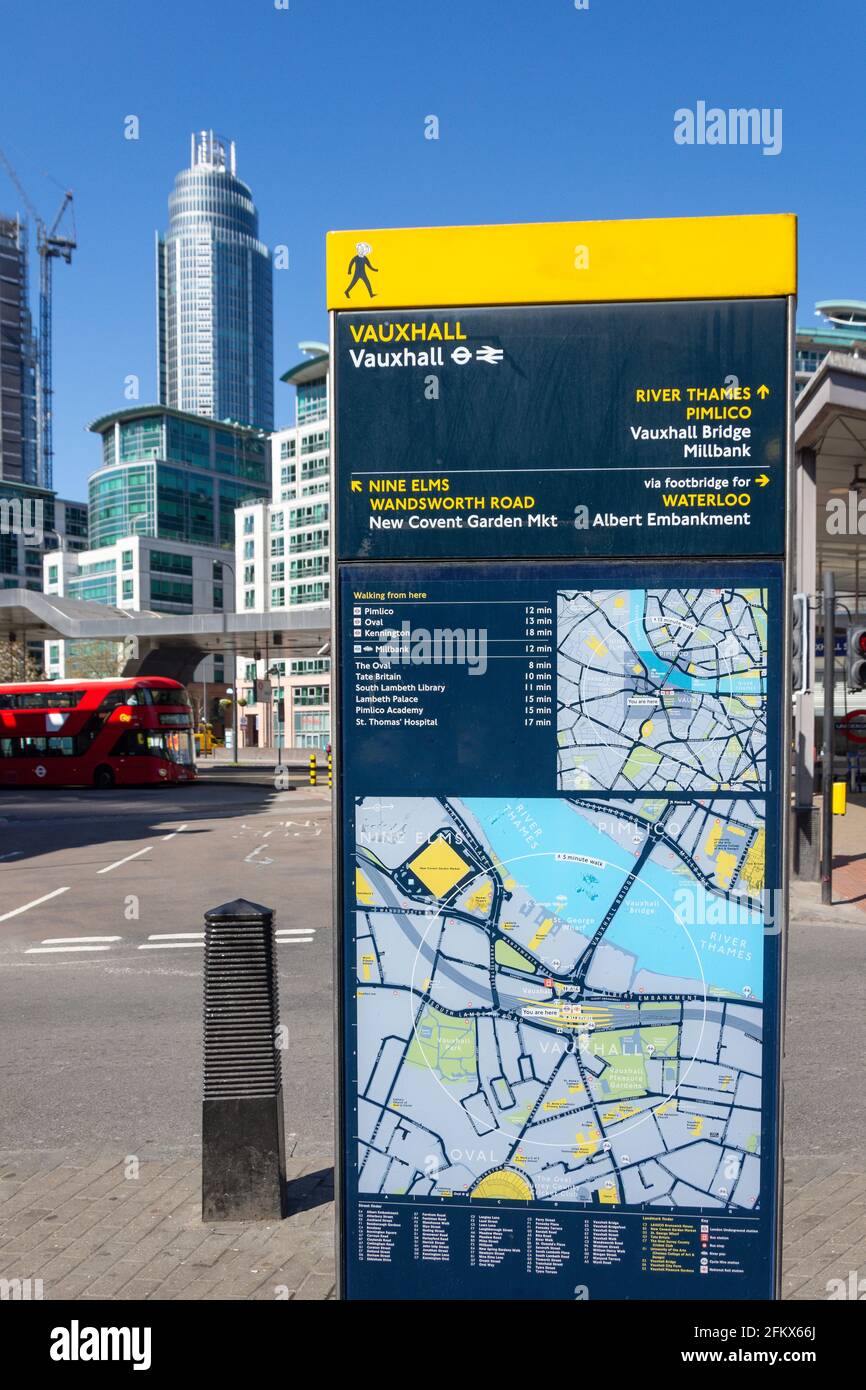 Plan des rues en dehors de la station de métro Vauxhall, Vauxhall, London Borough of Lambeth, Greater London, Angleterre, Royaume-Uni Banque D'Images
