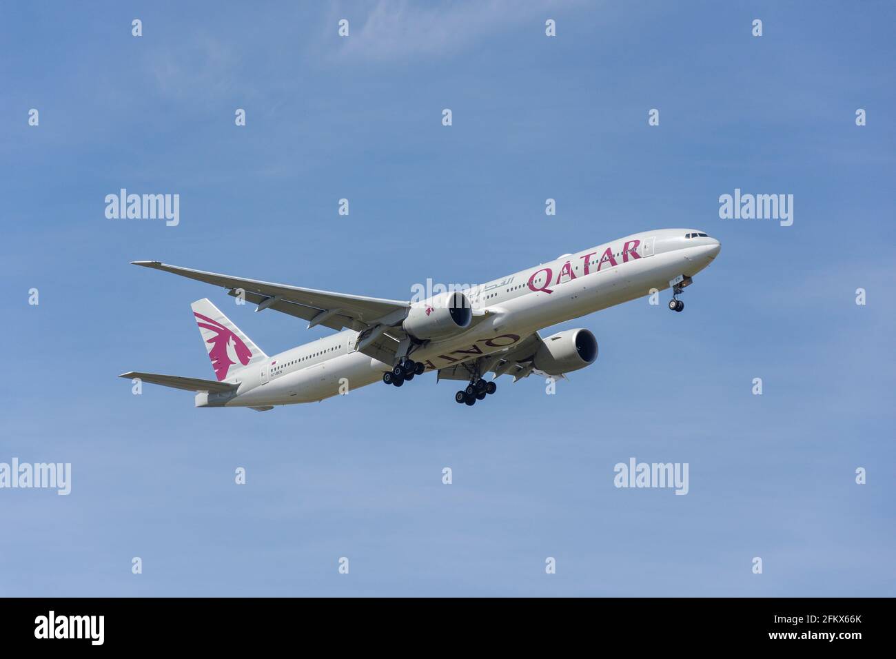Qatar Airways Boeing 777, l'atterrissage à l'aéroport de Heathrow, London, Greater London, Angleterre, Royaume-Uni Banque D'Images