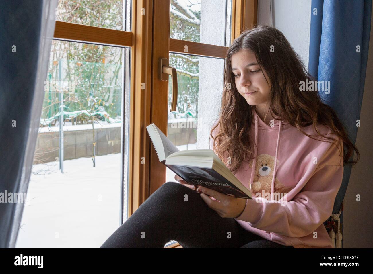 Fille d'école lit UN livre Banque D'Images