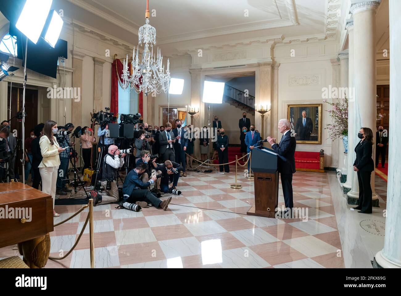 Le président Joe Biden, accompagné du vice-président Kamala Harris, prononce un discours sur les verdicts de culpabilité lors du procès de Derek Chauvin, le mardi 20 avril 2021, dans le Grand foyer de la Maison Blanche. (Photo officielle de la Maison Blanche par Adam Schultz) Banque D'Images