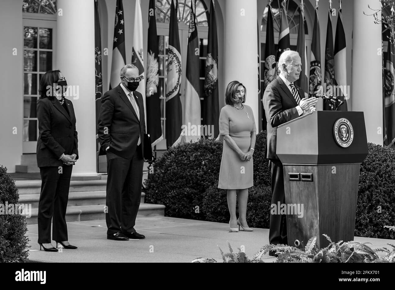 Le président Joe Biden, accompagné du vice-président Kamala Harris, de la présidente de la Chambre Nancy Pelosi, D-Californie, et du chef de la majorité au Sénat Charles Chuck Schumer, D-N.Y., prononce des remarques sur le plan de sauvetage américain le vendredi 12 mars 2021, dans le jardin des roses de la Maison Blanche. (Photo officielle de la Maison Blanche par Adam Schultz) Banque D'Images