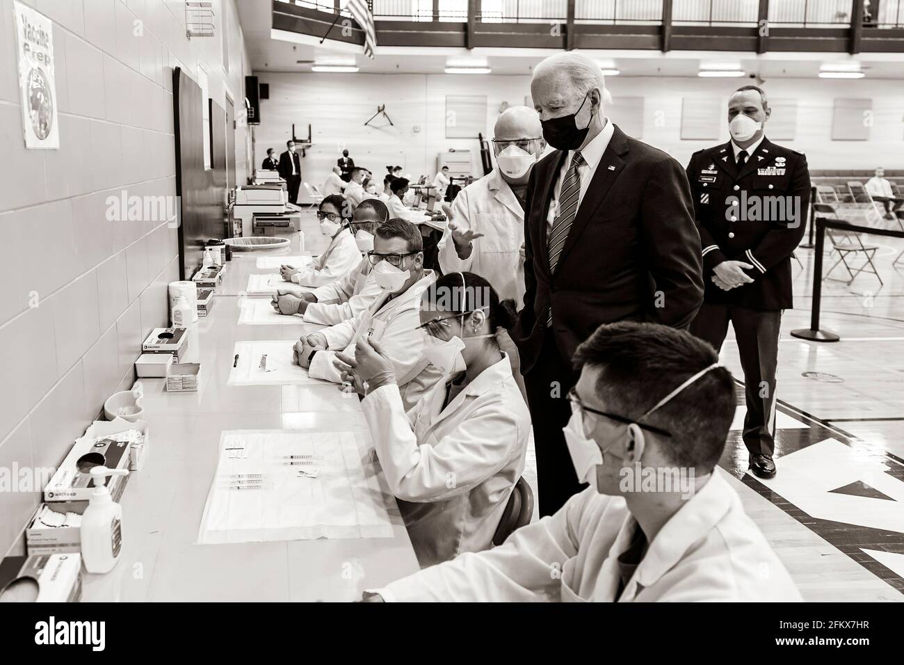 Le président Joe Biden observe les préparations posologiques lors d'une visite du centre de vaccination du Walter Reed National Military Medical Center à Bethesda, Maryland, le vendredi 29 janvier 2021. (Photo officielle de la Maison Blanche par Adam Schultz) Banque D'Images